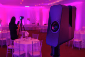 3D Kamera bei der Erstellung einer 3D Tour in Veranstaltung mit violetter Beleuchtung und Tischen im Hintergrund.