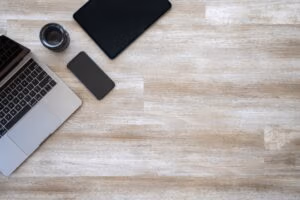Aufgeräumter Schreibtisch mit Laptop und Smartphone
