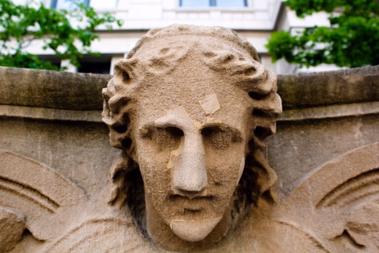 Detailaufnahme einer Steinskulptur