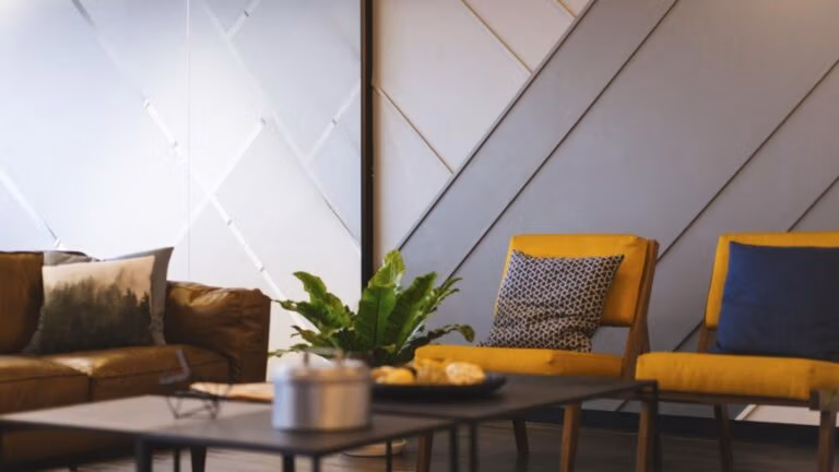 Lounge-Bereich mit gelben Sesseln und Pflanzen