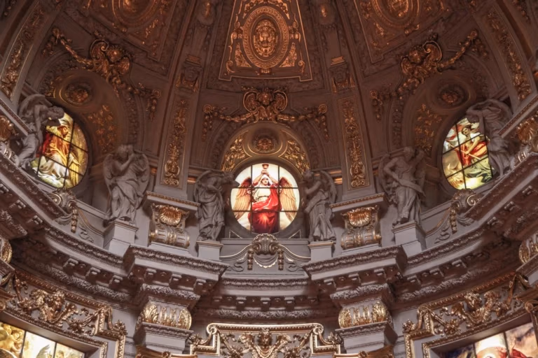 Innenraum einer Kirche mit Gewölbe und Fenstern
