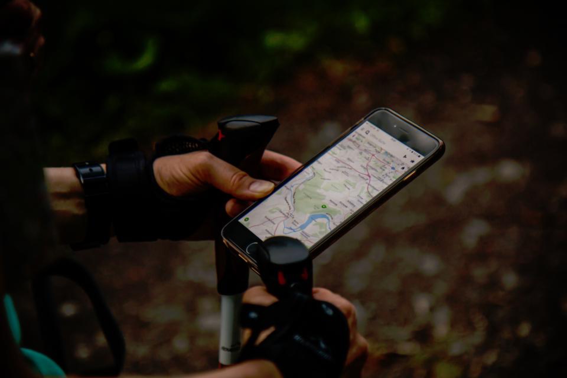 Hand hält ein Smartphone mit geöffneter Kartenansicht