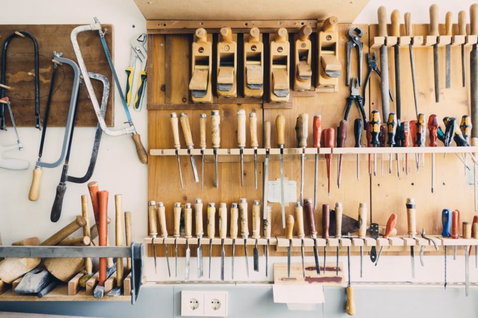 Werkzeugwand in einer Handwerksbetrieb-Werkstatt