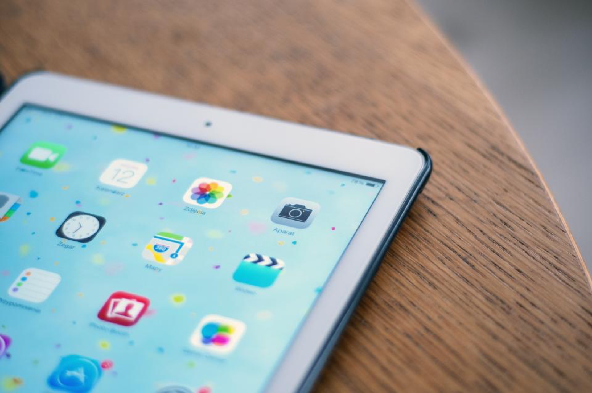 Tablet auf einem Schreibtisch mit geöffneter App-Übersicht