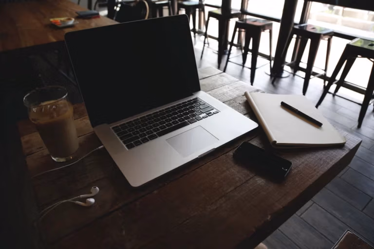 Laptop auf einem Tisch in einem Café