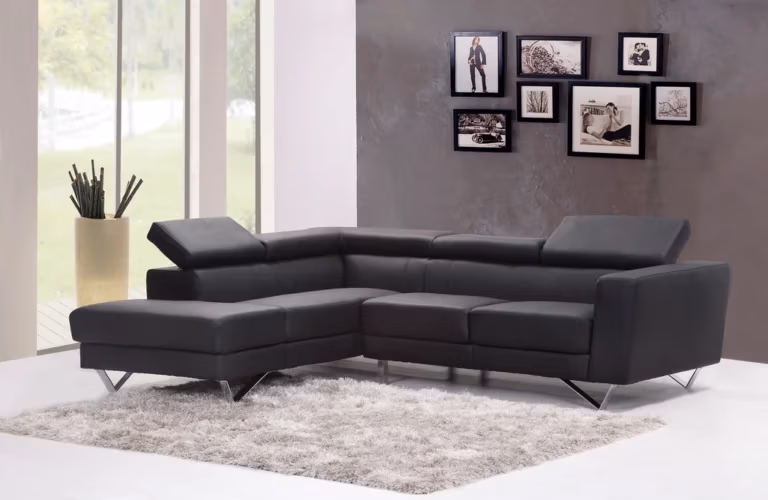 Sofa-Ausstellung in einem hellen Raum