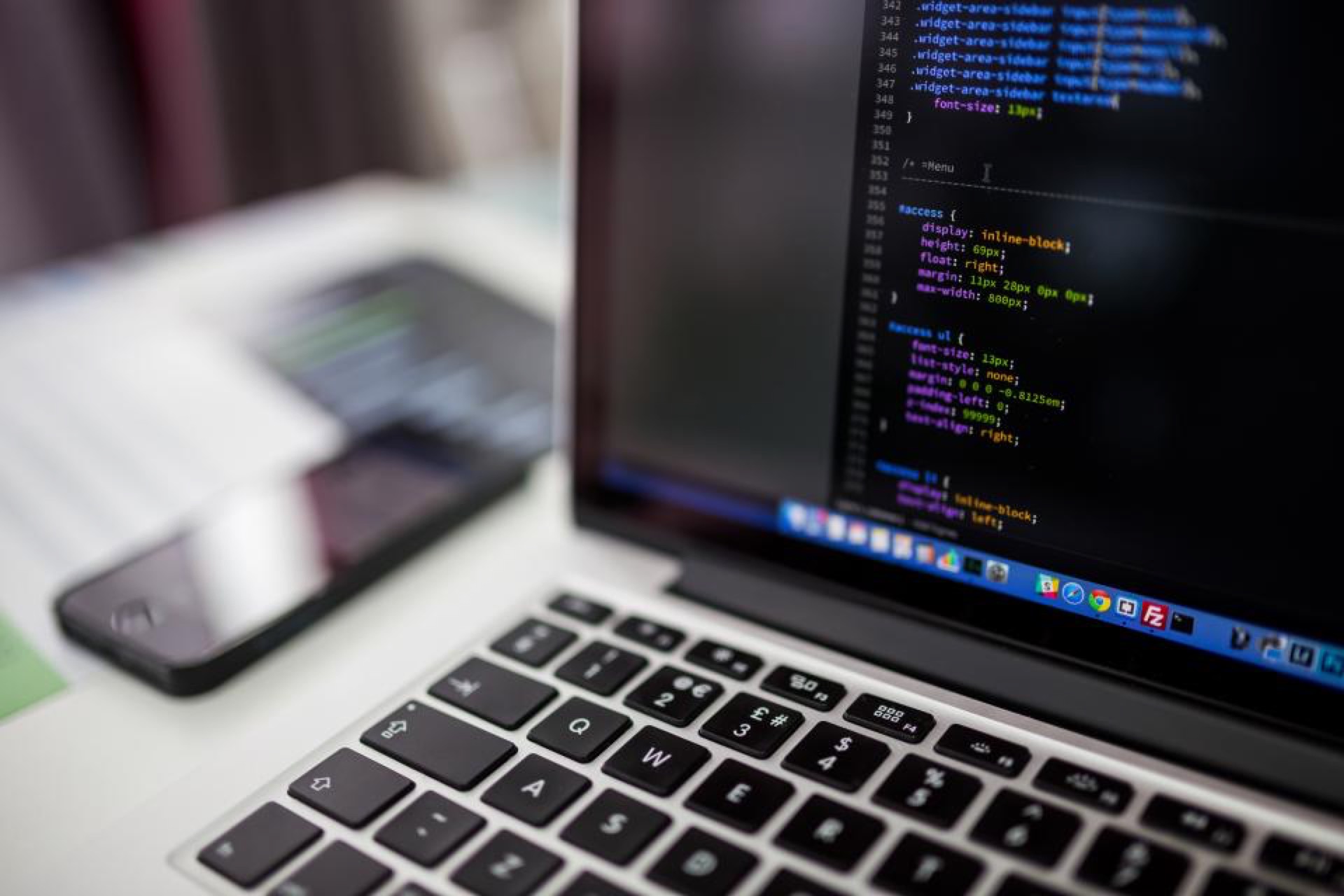 Laptop mit Programmcode auf dem Bildschirm